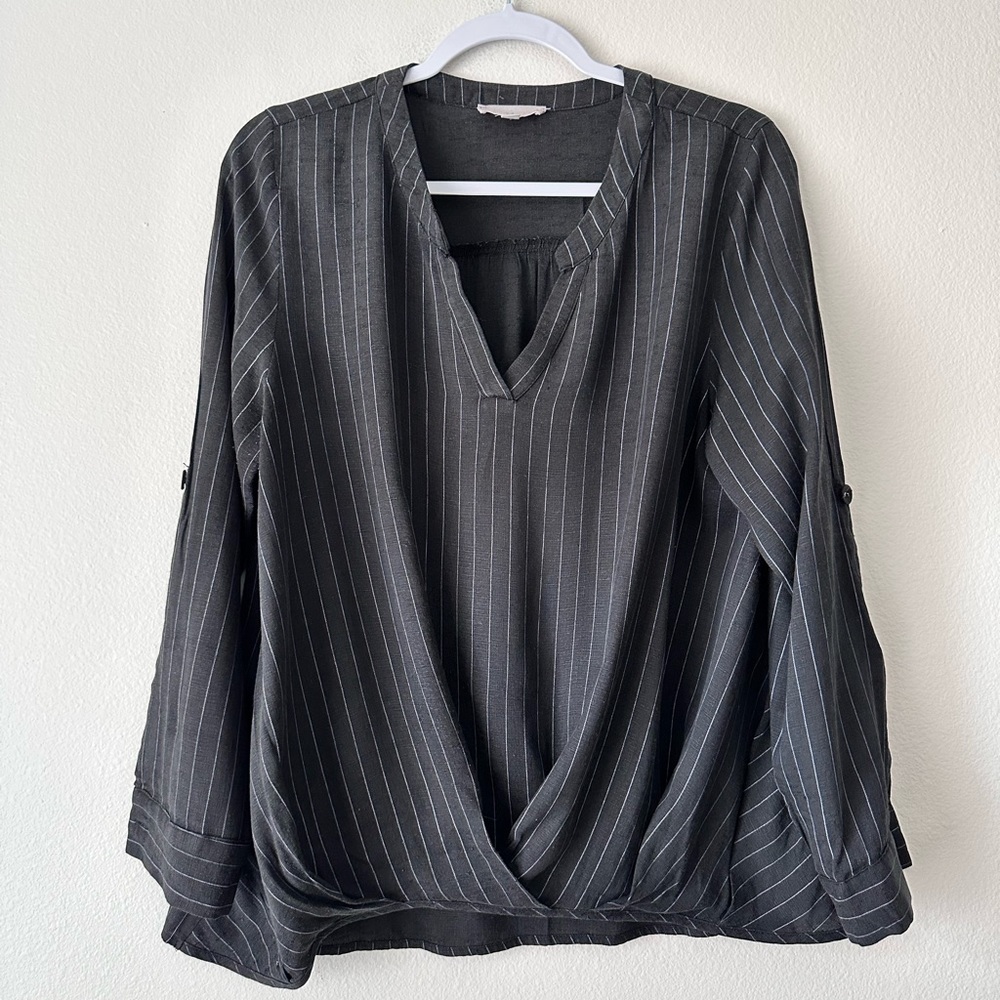 Promesa | B & W Stripped Vertical V-neck Top
